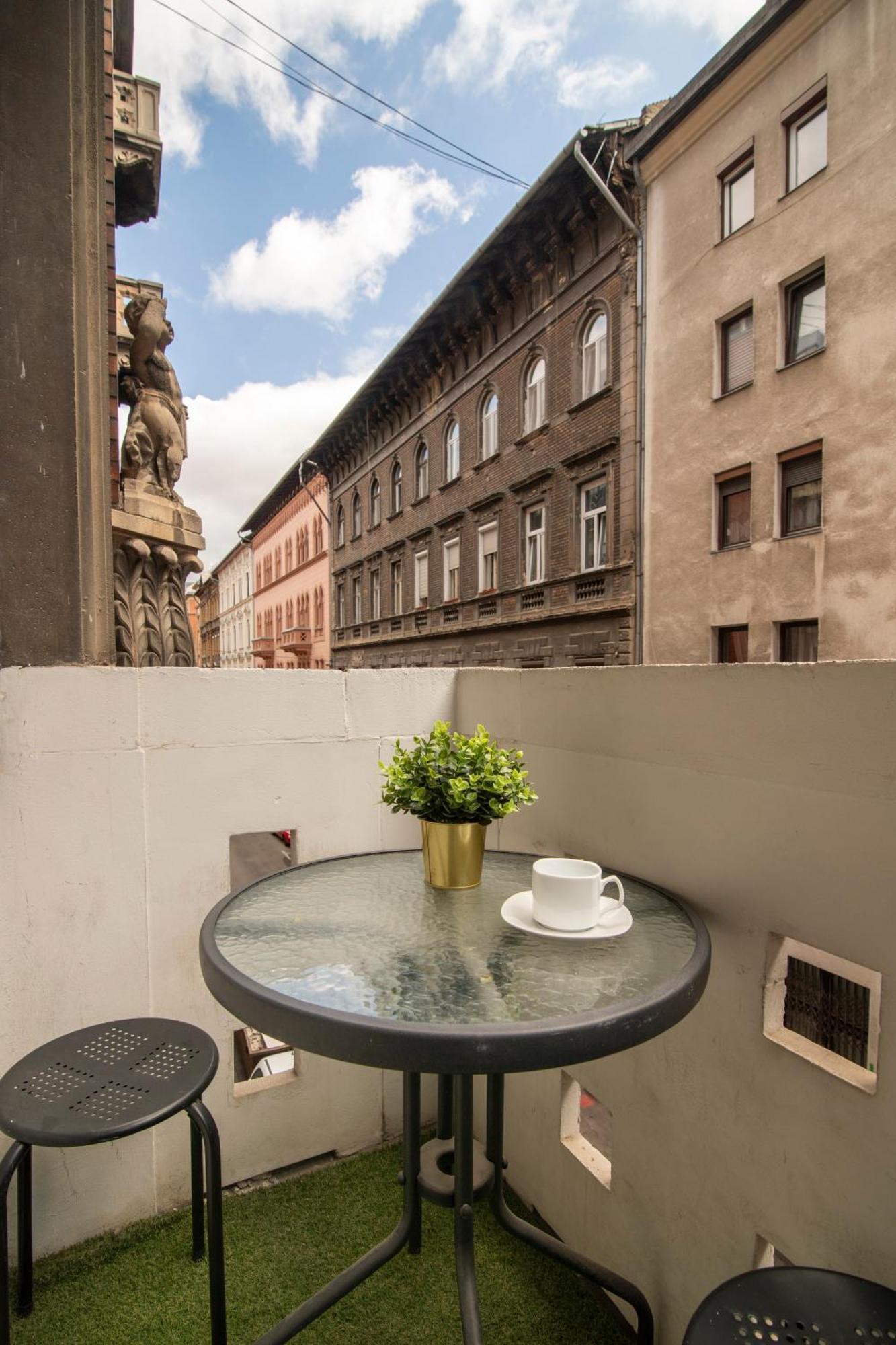 Be A Budapester Exterior photo
